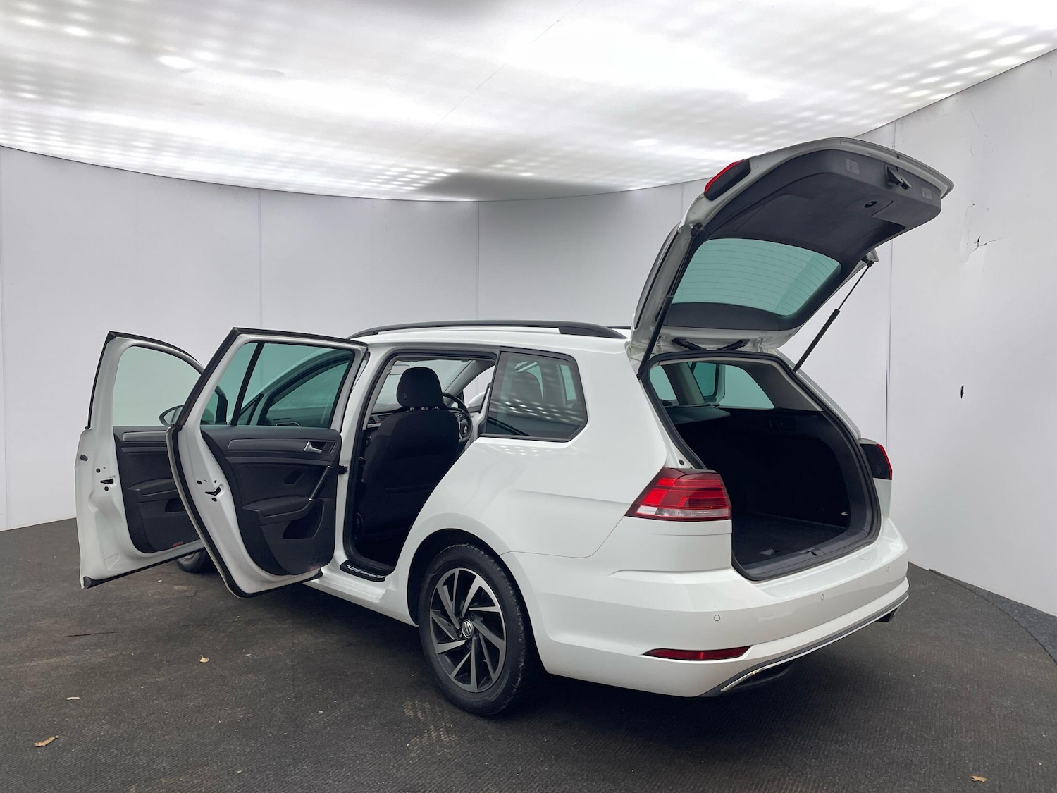 Used Volkswagen Golf 2019 for sale - 76765843: Photo 8