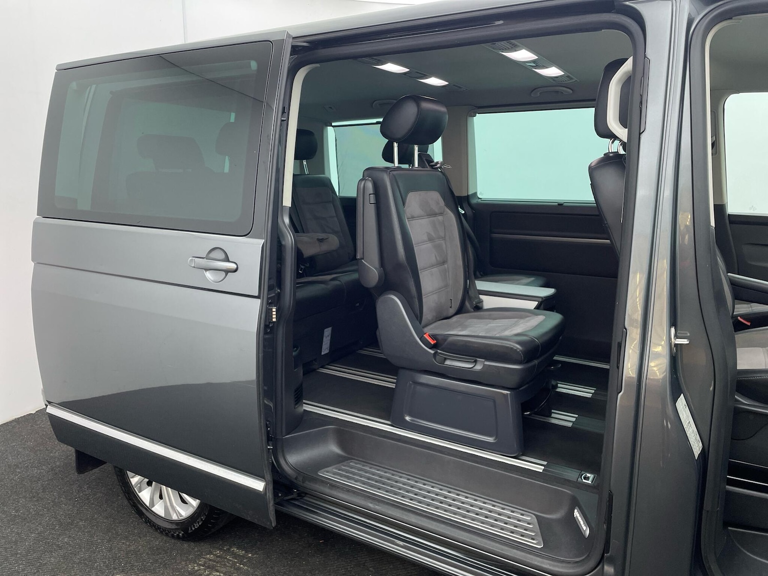 Used Volkswagen Caravelle 2020 for sale - 76457351: Photo 35