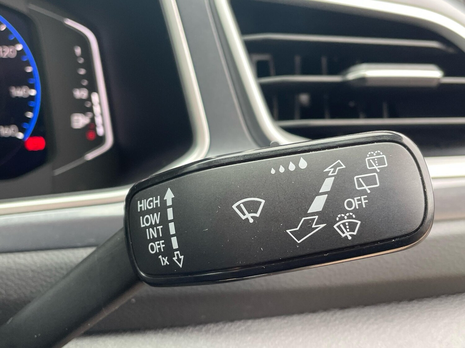 Used Volkswagen T-Roc 2023 for sale - 77468226: Photo 28