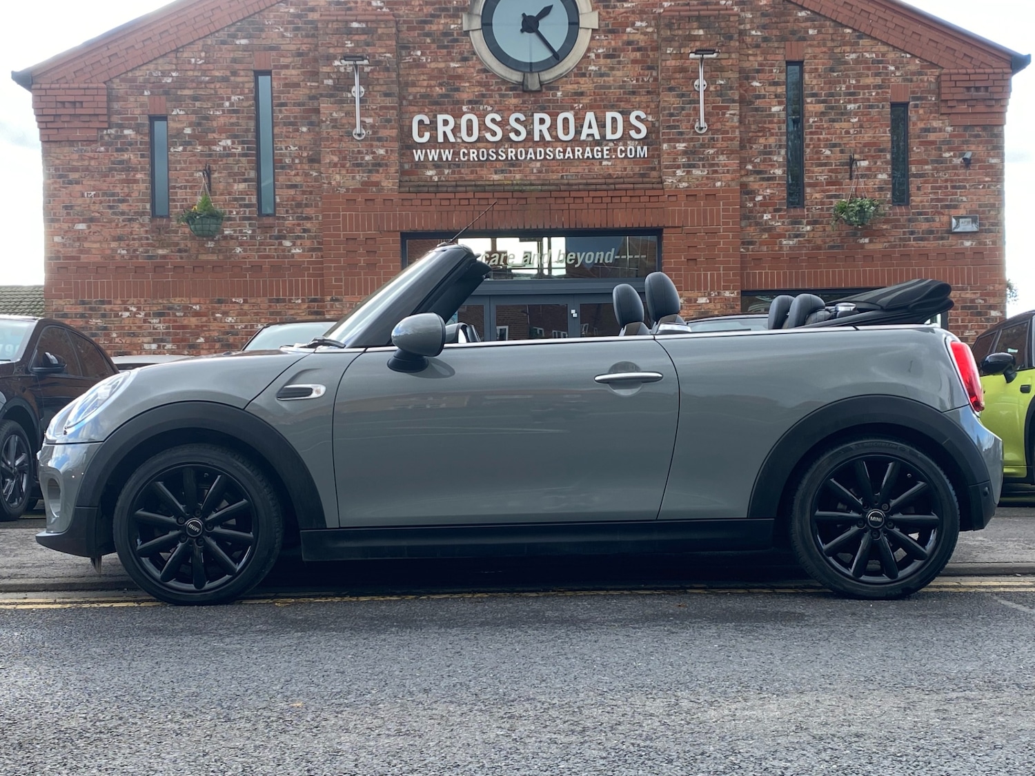 Used MINI Convertible 2018 for sale - 76358372: Photo 2