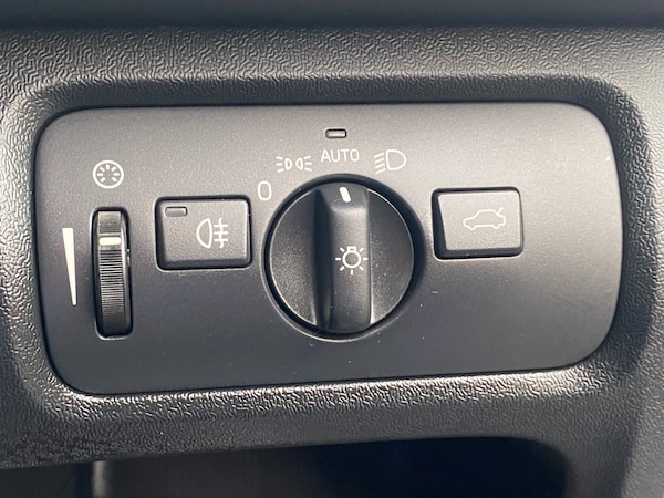 Used Volvo V40 2019 for sale - 76305829: Photo 37