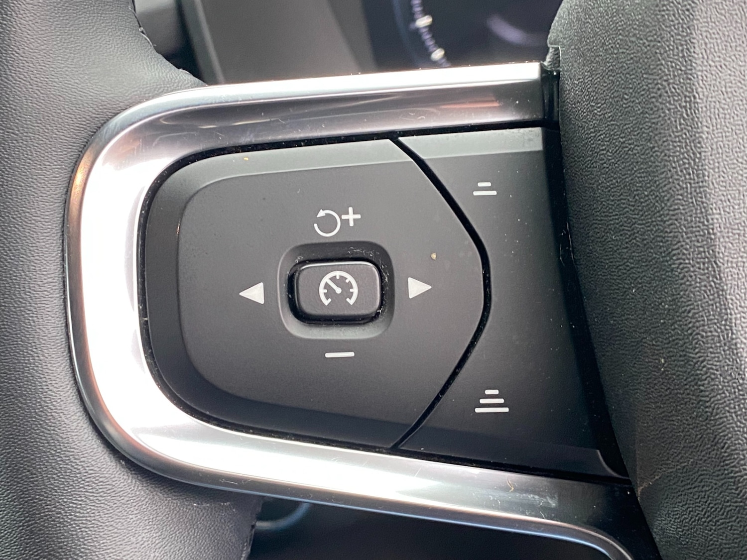 Used Volvo XC40 2022 for sale - 77306379: Photo 25