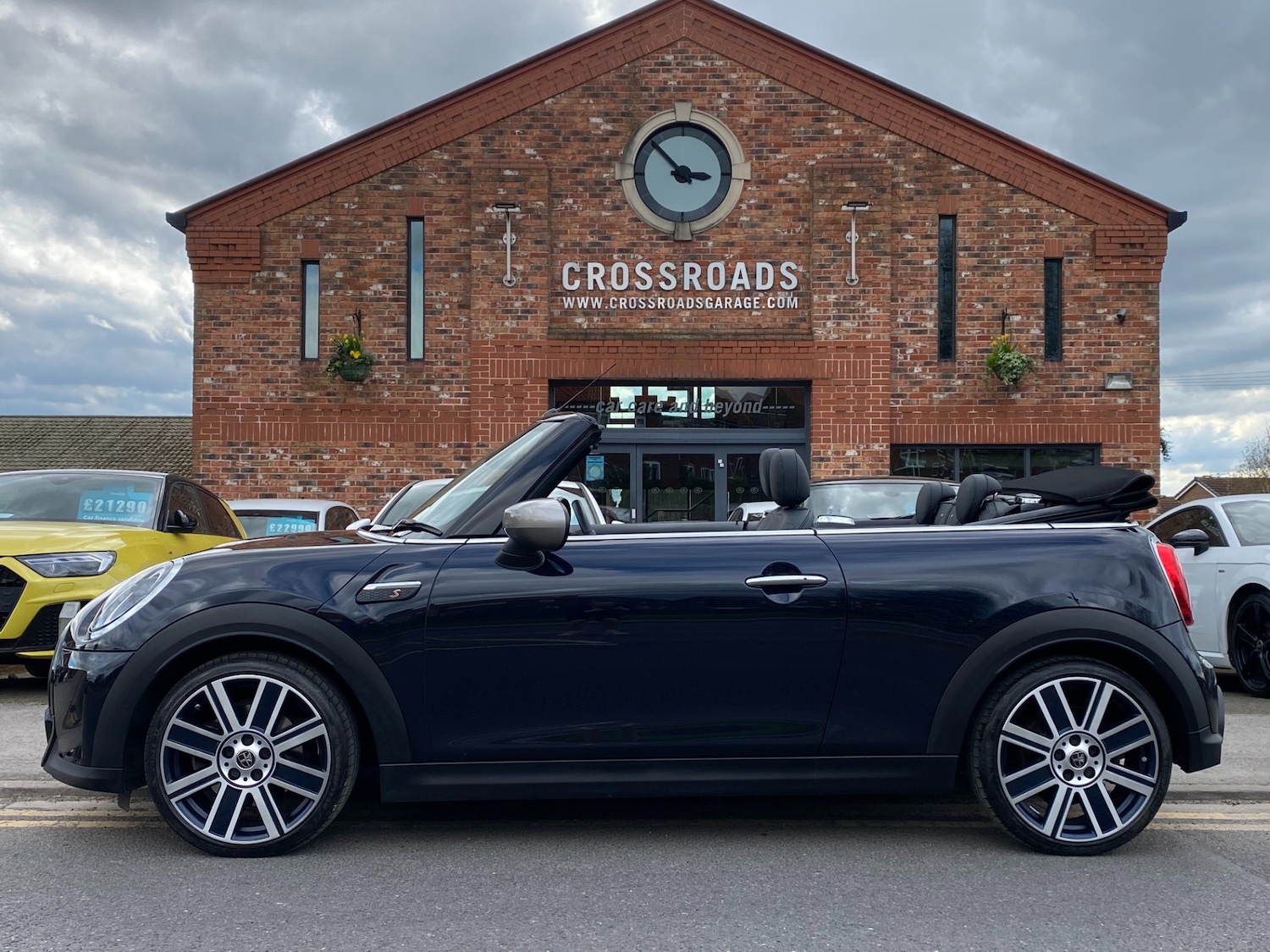 Used MINI Convertible 2024 for sale - 78141221: Photo 2