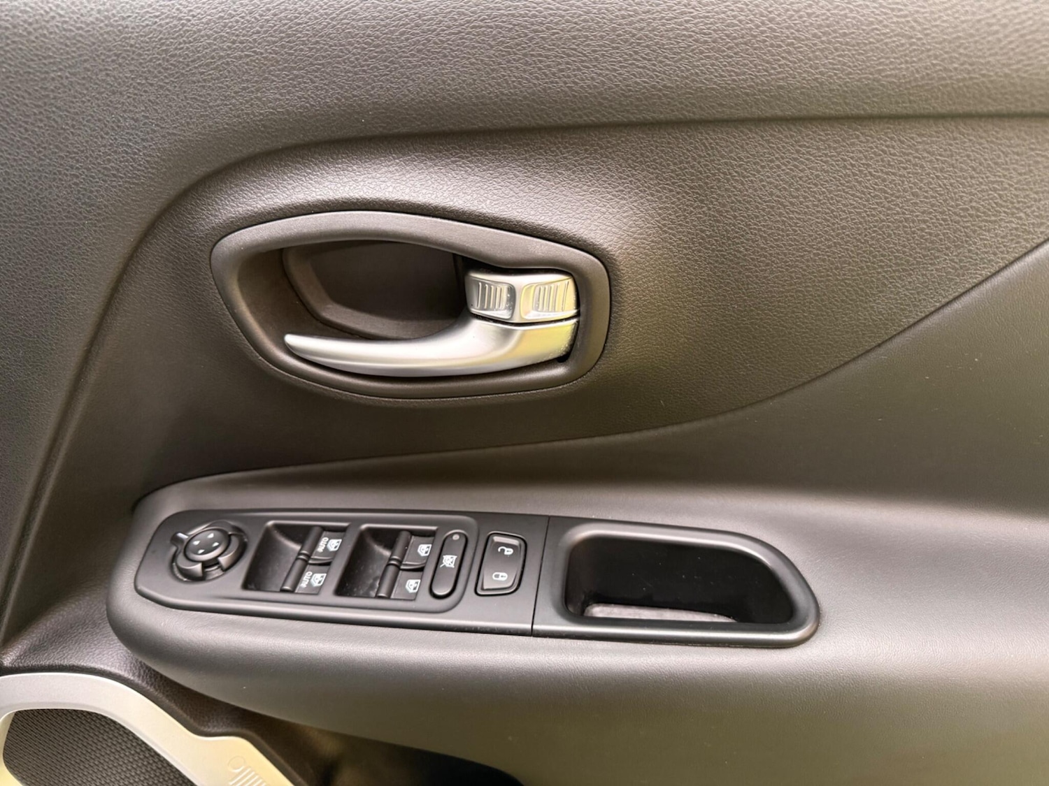 Used Jeep Renegade 2015 for sale - 77625045: Photo 60