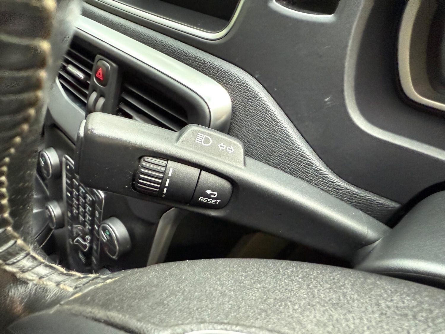 Used Volvo V40 2017 for sale - 76735415: Photo 38