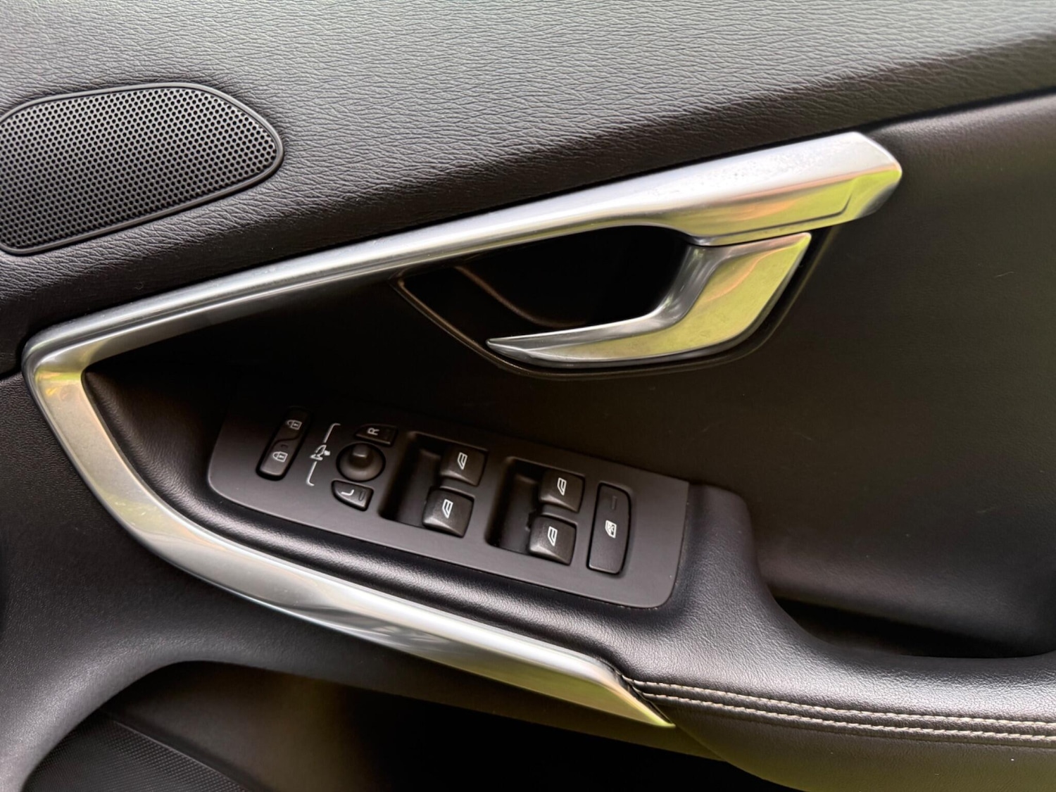 Used Volvo V40 2017 for sale - 76735415: Photo 57