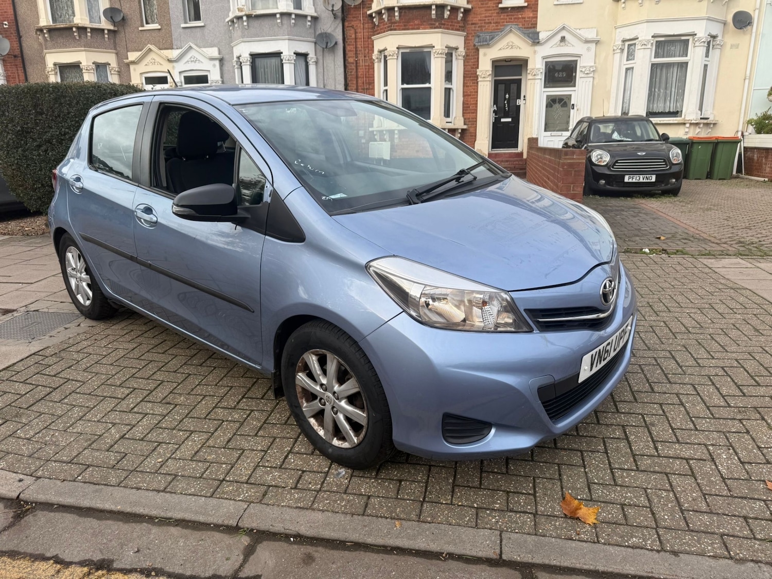 Used Toyota Yaris 2011 for sale - 76580330: Photo 2