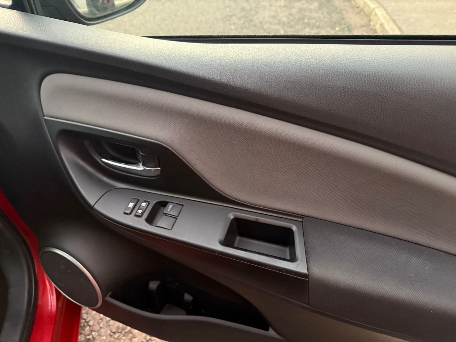 Used Toyota Yaris 2015 for sale - 76505278: Photo 8