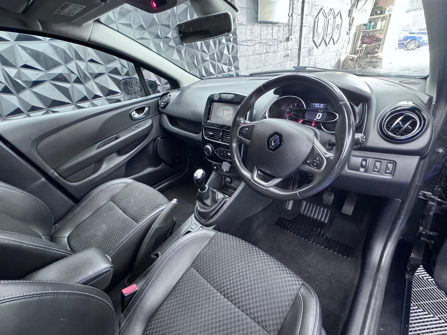 Used Renault Clio 2016 for sale - 76608201: Photo 24