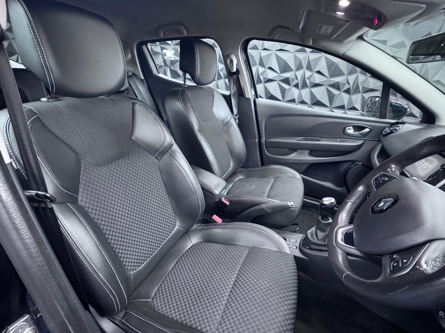 Used Renault Clio 2016 for sale - 76608201: Photo 25