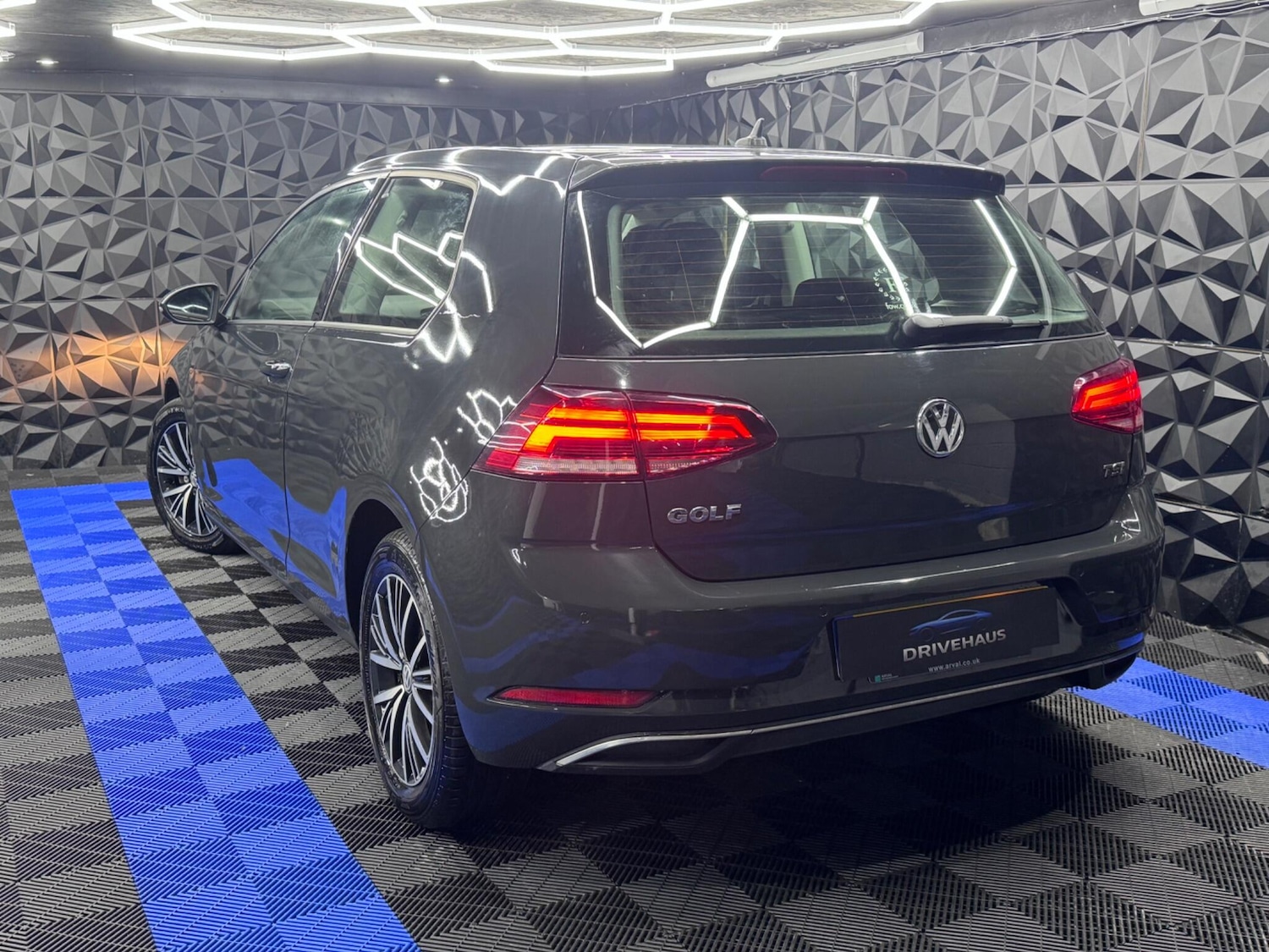 Used Volkswagen Golf 2017 for sale - 76607868: Photo 4