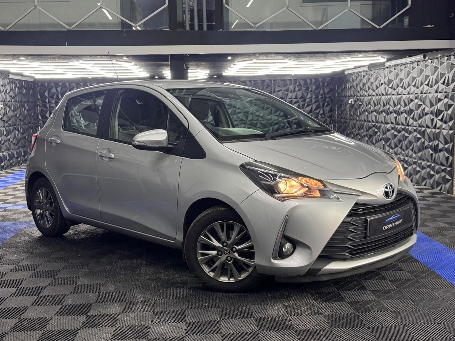 Used Toyota Yaris 2018 for sale - 77130640: Photo 2