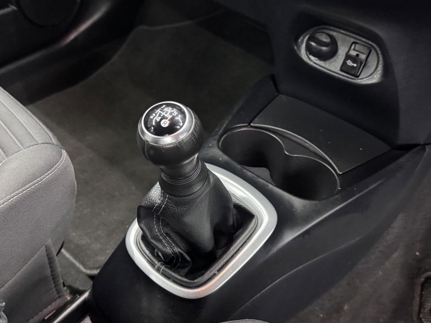 Used Toyota Yaris 2018 for sale - 77130640: Photo 25