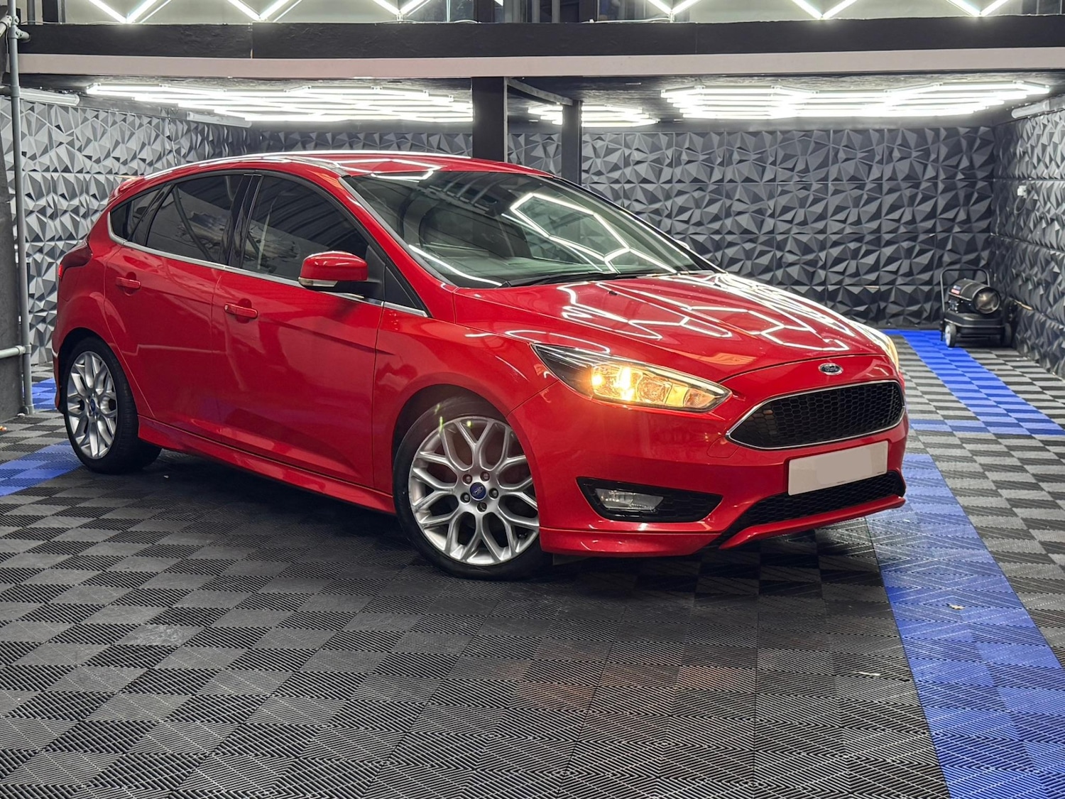 Used Ford Focus 2015 for sale - 77290916: Photo 2
