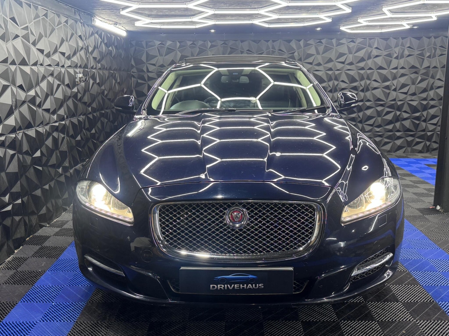 Used Jaguar XJ 2011 for sale - 76377248: Photo 2