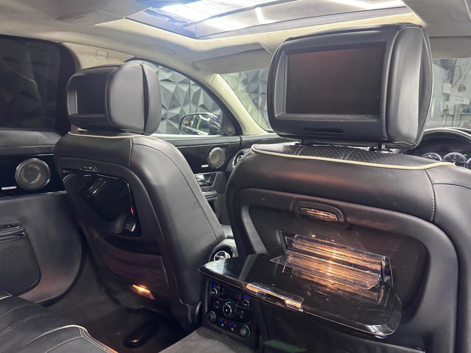 Used Jaguar XJ 2011 for sale - 76377248: Photo 28