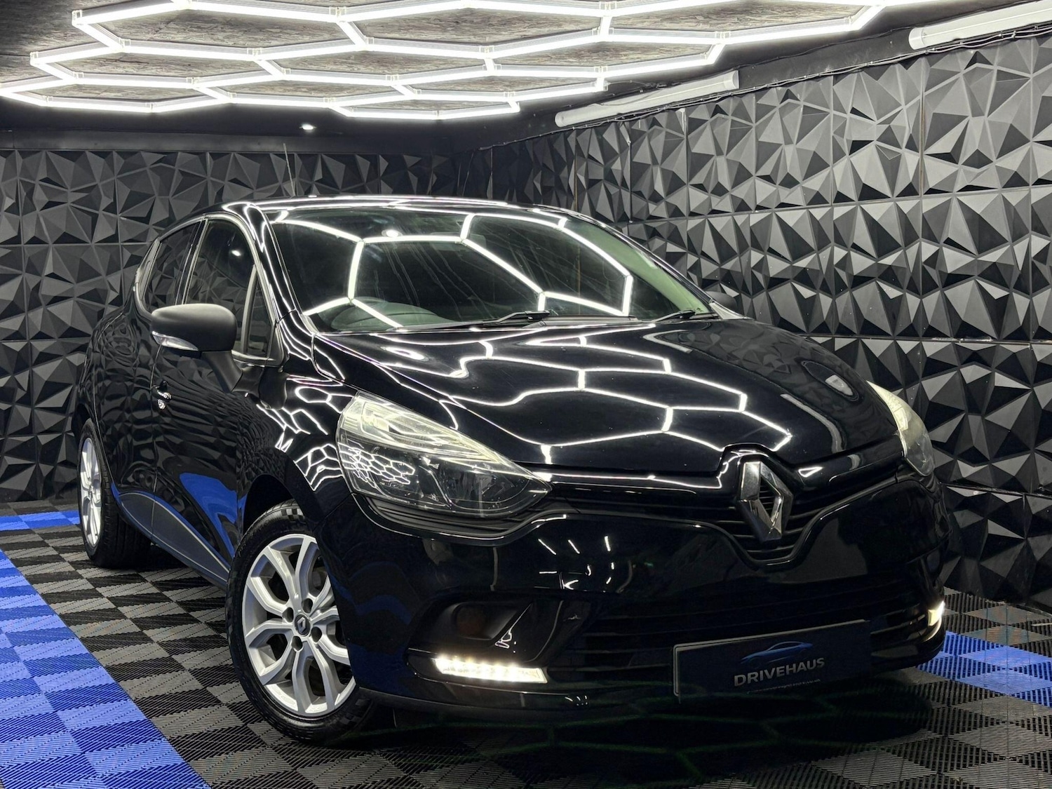Used Renault Clio 2016 for sale - 76522169: Photo 2