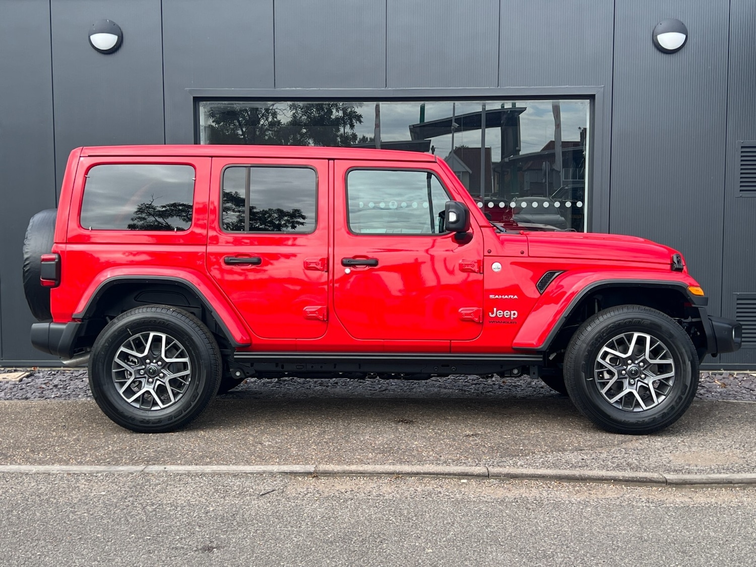 Used Jeep Wrangler 2024 for sale - 77010318: Photo 4