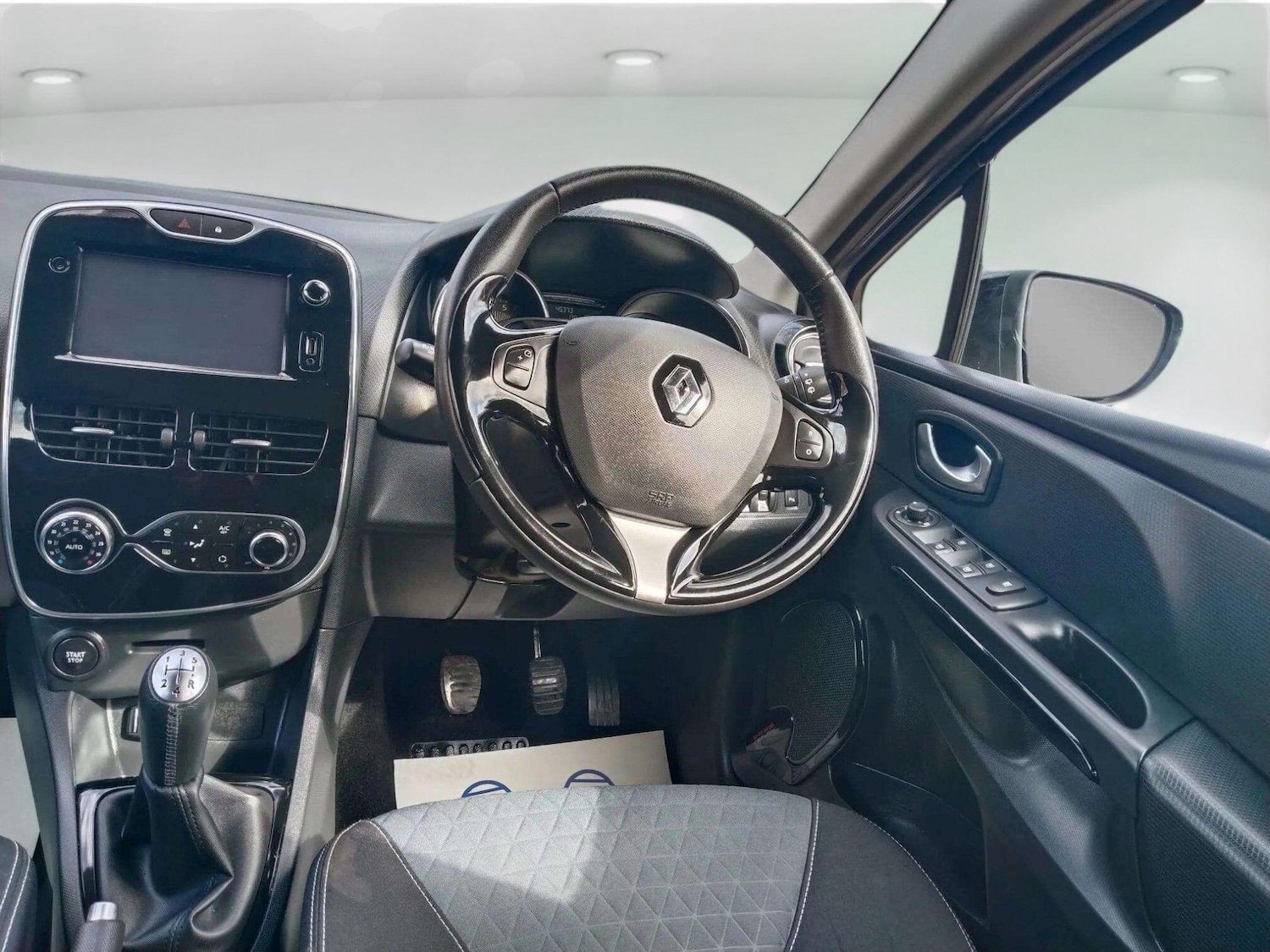 Used Renault Clio 2015 for sale - 76186984: Photo 16