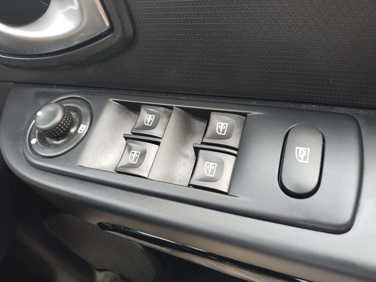 Used Renault Clio 2015 for sale - 76186984: Photo 30