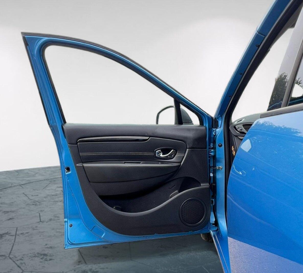 Used Renault Grand Scenic 2015 for sale - 76186883: Photo 43