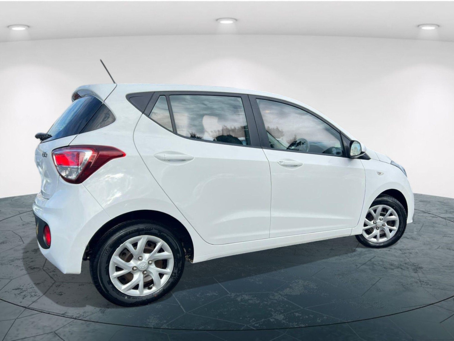 Used Hyundai i10 2019 for sale - 76328863: Photo 4
