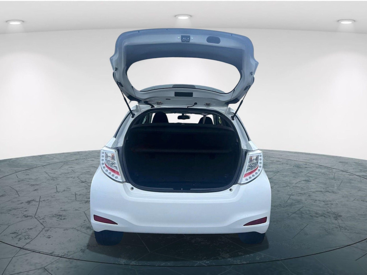 Used Toyota Yaris 2014 for sale - 76641593: Photo 35