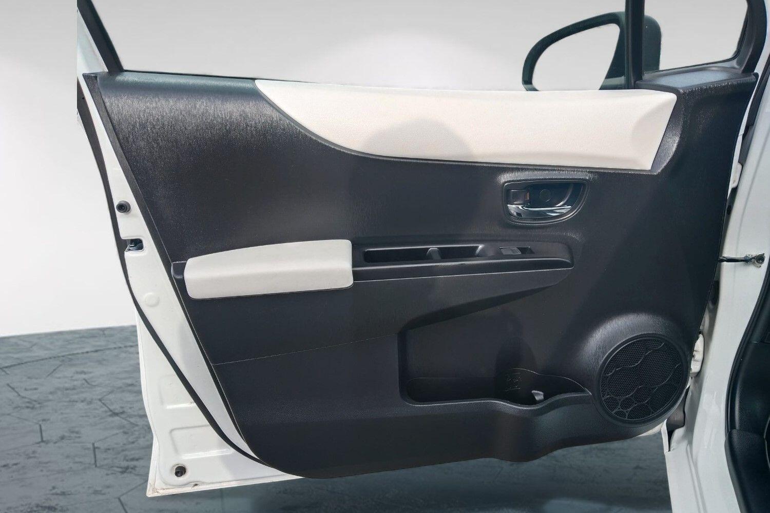 Used Toyota Yaris 2014 for sale - 76641593: Photo 38