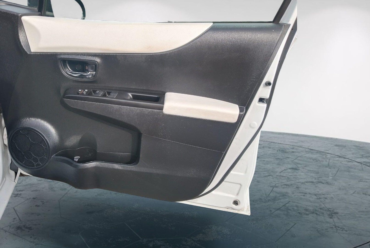 Used Toyota Yaris 2014 for sale - 76641593: Photo 39