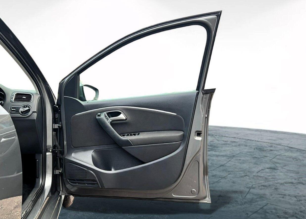 Used Volkswagen Polo 2015 for sale - 76706720: Photo 42