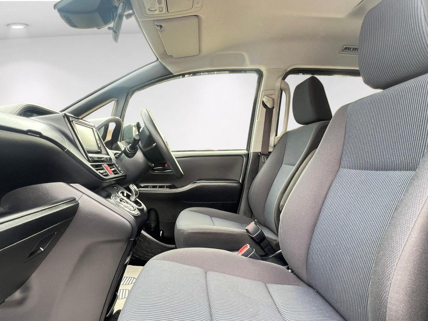 Used Toyota Voxy for sale - 76211696: Photo 17