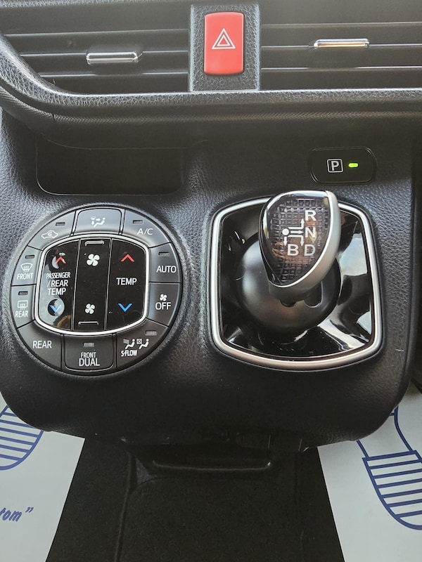 Used Toyota Voxy for sale - 76211696: Photo 24