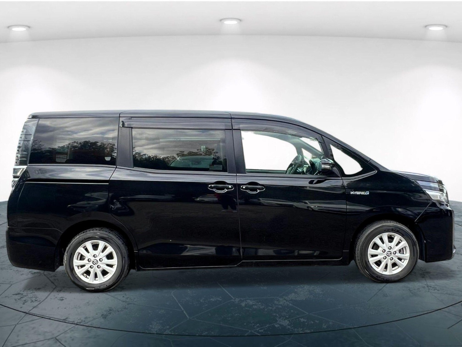 Used Toyota Voxy for sale - 76211696: Photo 3