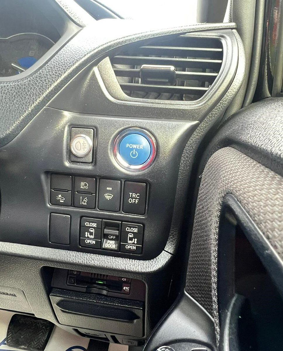 Used Toyota Voxy for sale - 76211696: Photo 34