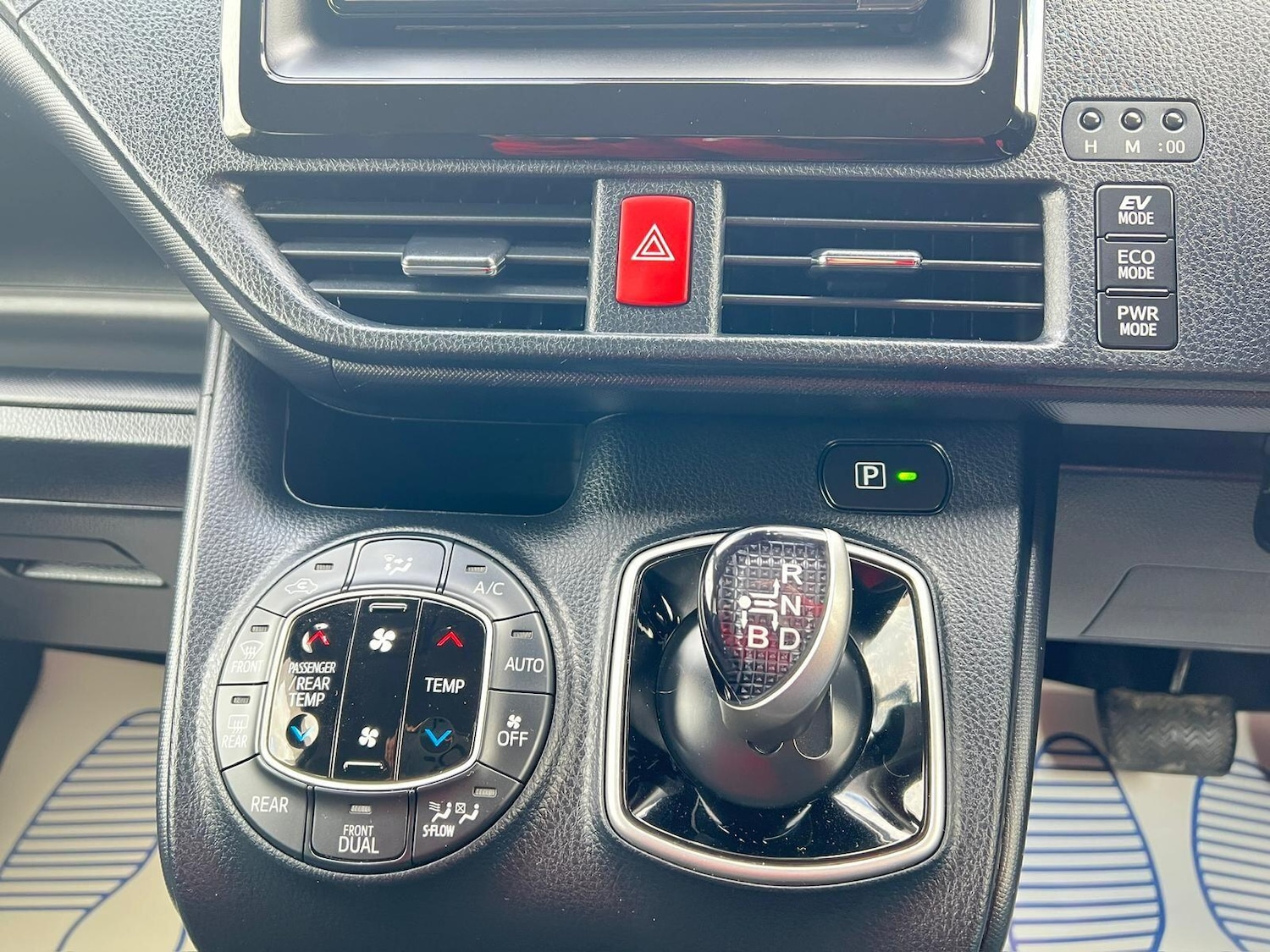 Used Toyota Voxy for sale - 76211696: Photo 38