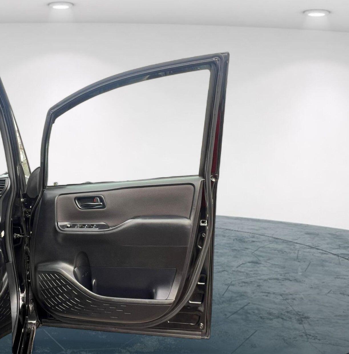 Used Toyota Voxy for sale - 76211696: Photo 43