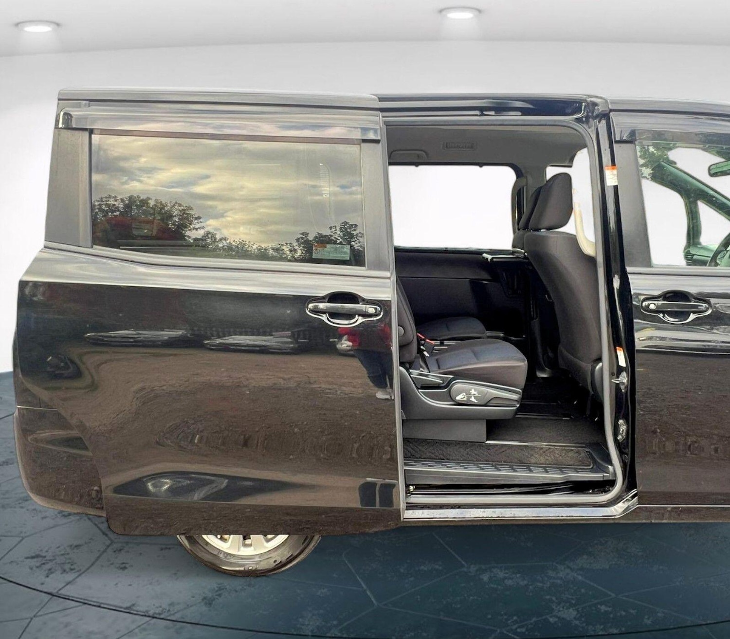 Used Toyota Voxy for sale - 76211696: Photo 45