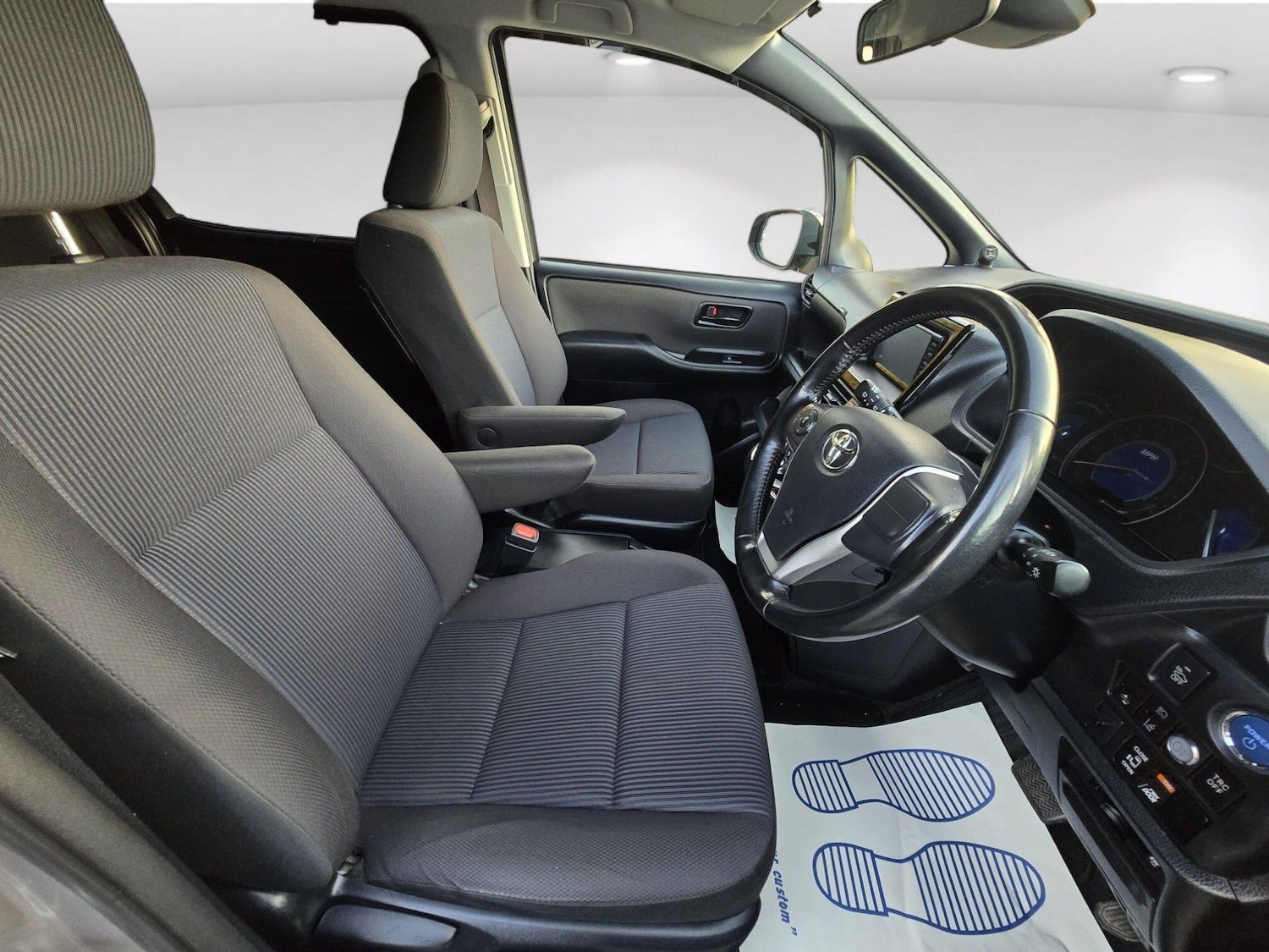 Used Toyota Voxy for sale - 76211702: Photo 12