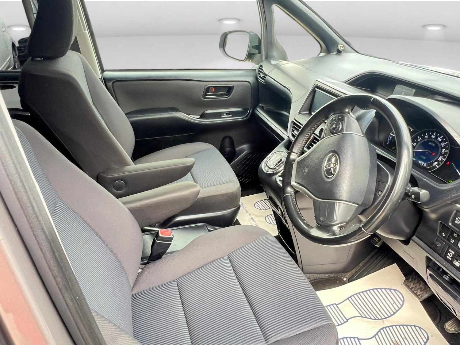 Used Toyota Voxy for sale - 76211702: Photo 14