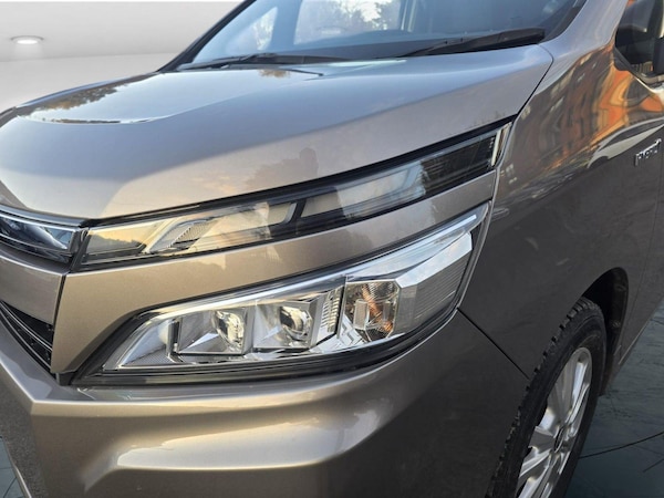 Used Toyota Voxy for sale - 76211702: Photo 32