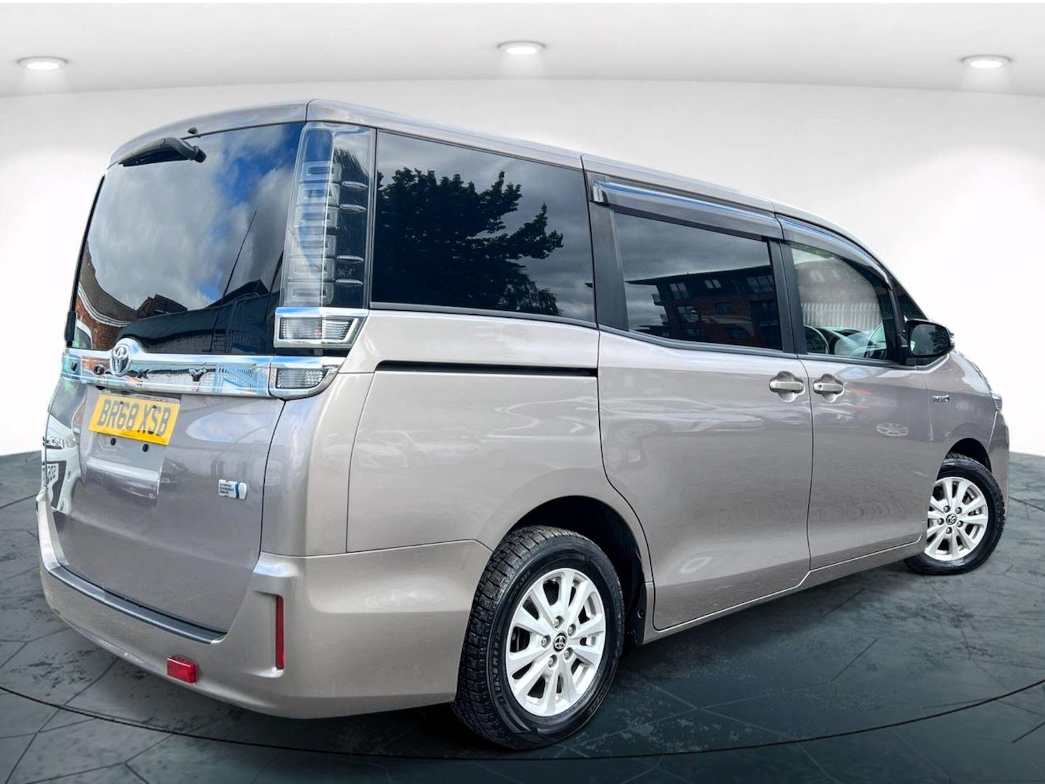 Used Toyota Voxy for sale - 76211702: Photo 4