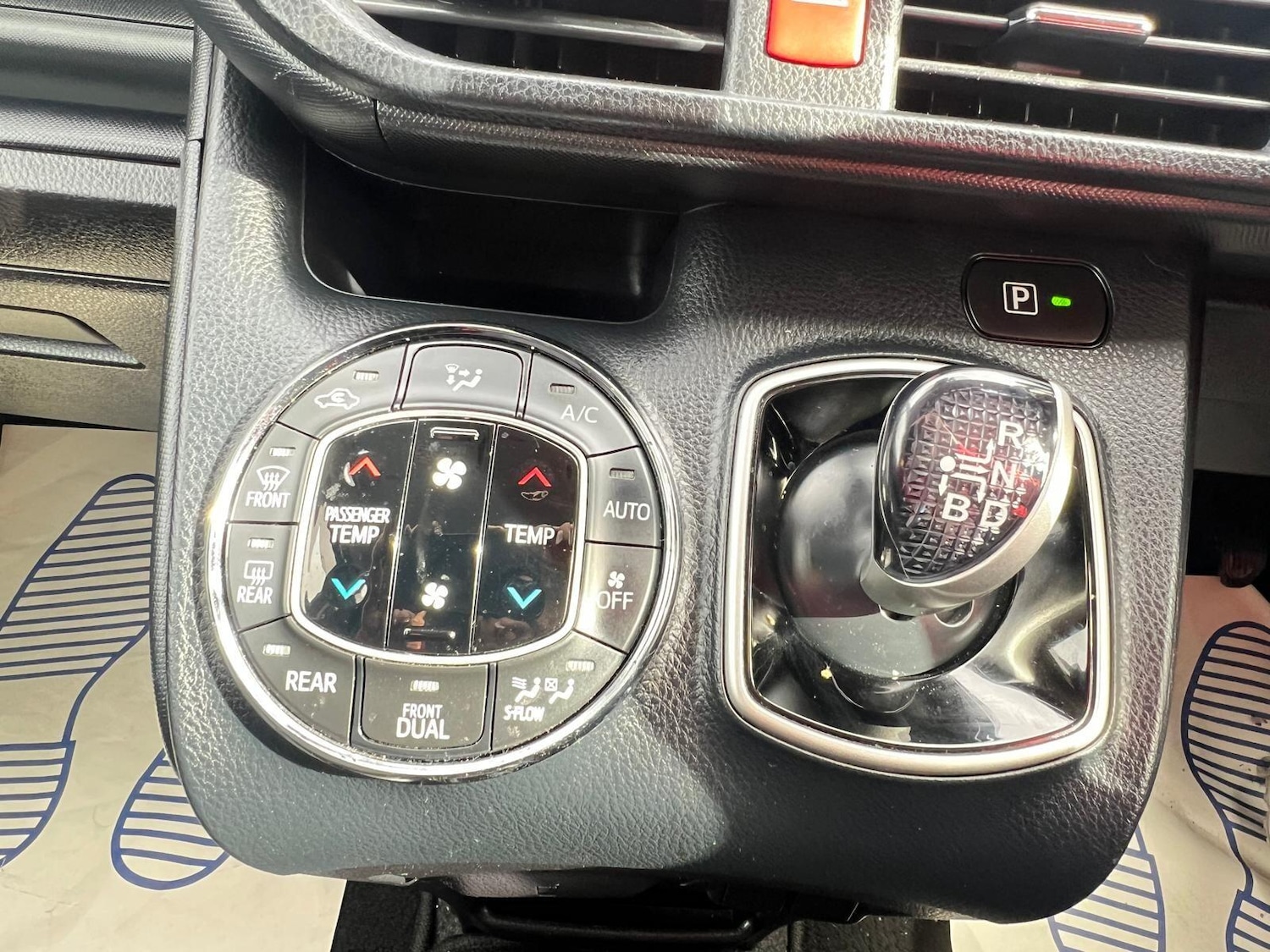 Used Toyota Voxy for sale - 76211702: Photo 42