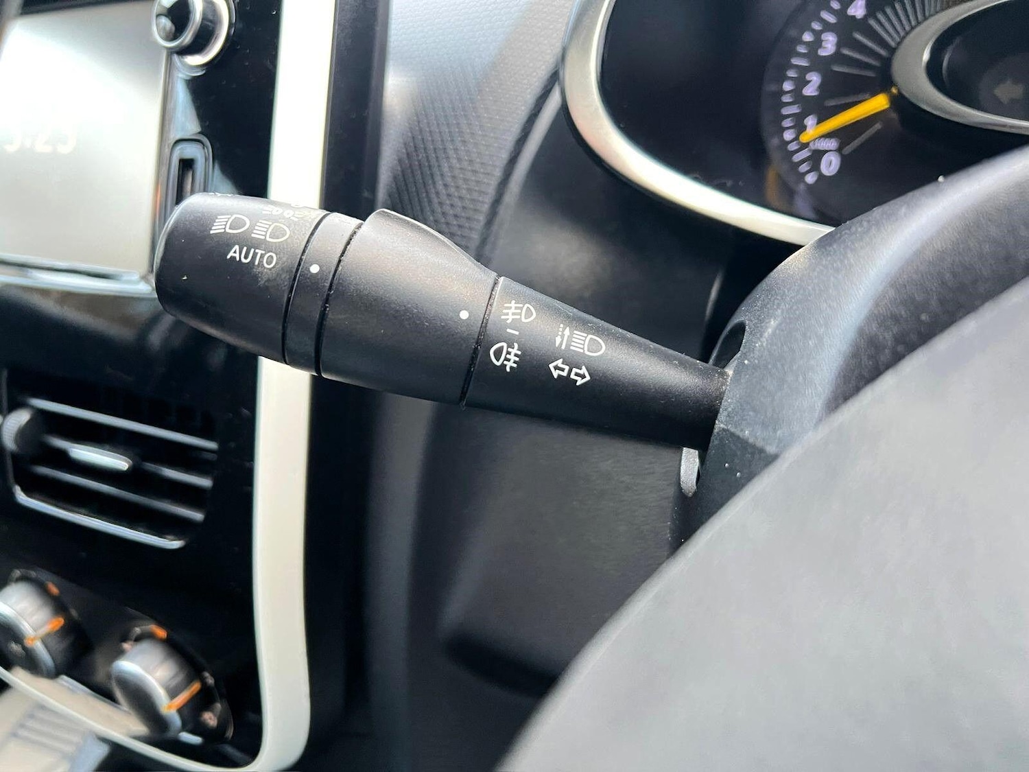 Used Renault Clio 2015 for sale - 76693566: Photo 27