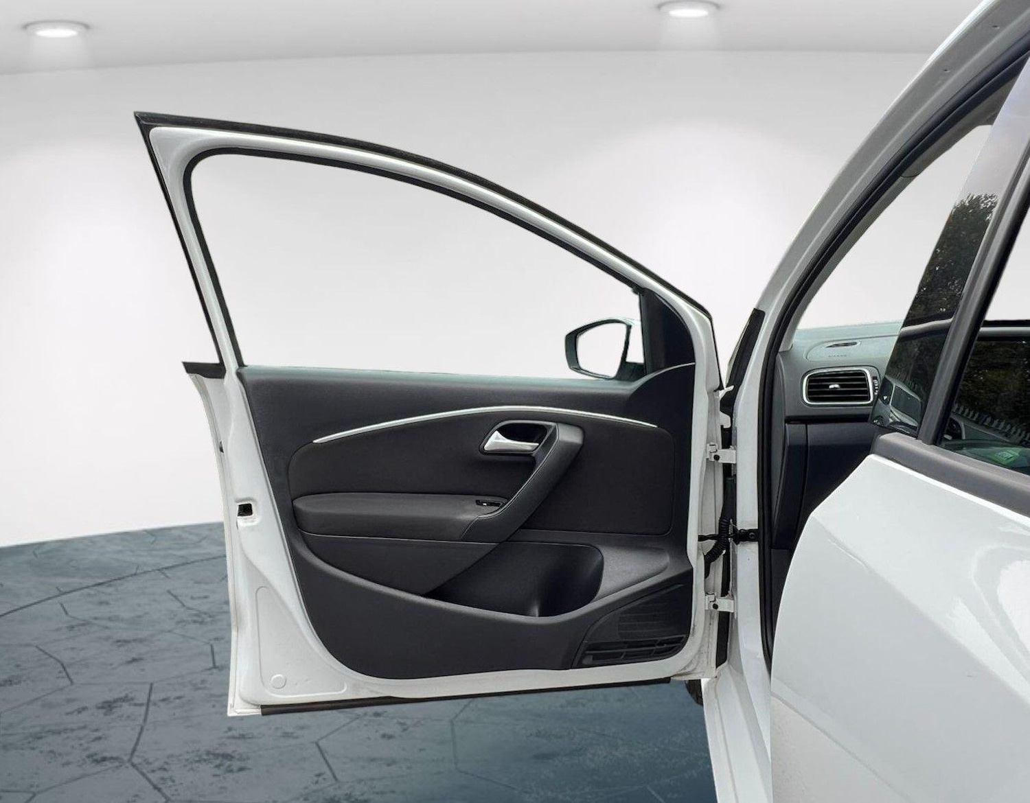 Used Volkswagen Polo 2015 for sale - 76441870: Photo 41