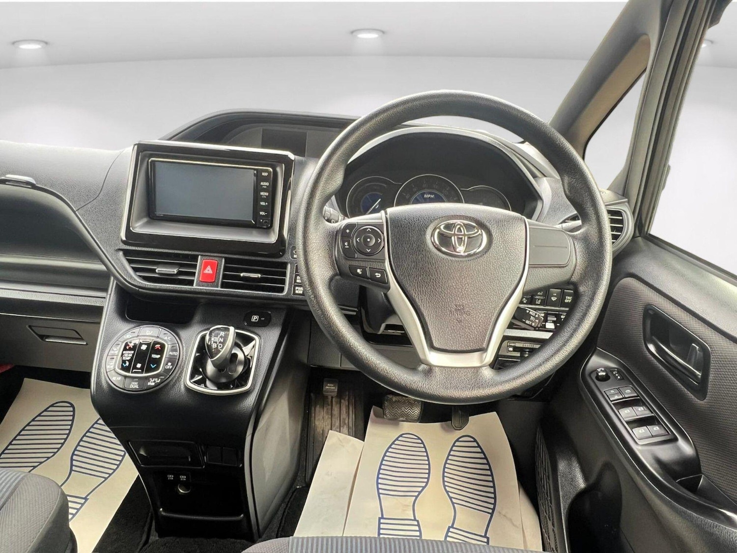 Used Toyota Voxy for sale - 76641608: Photo 25