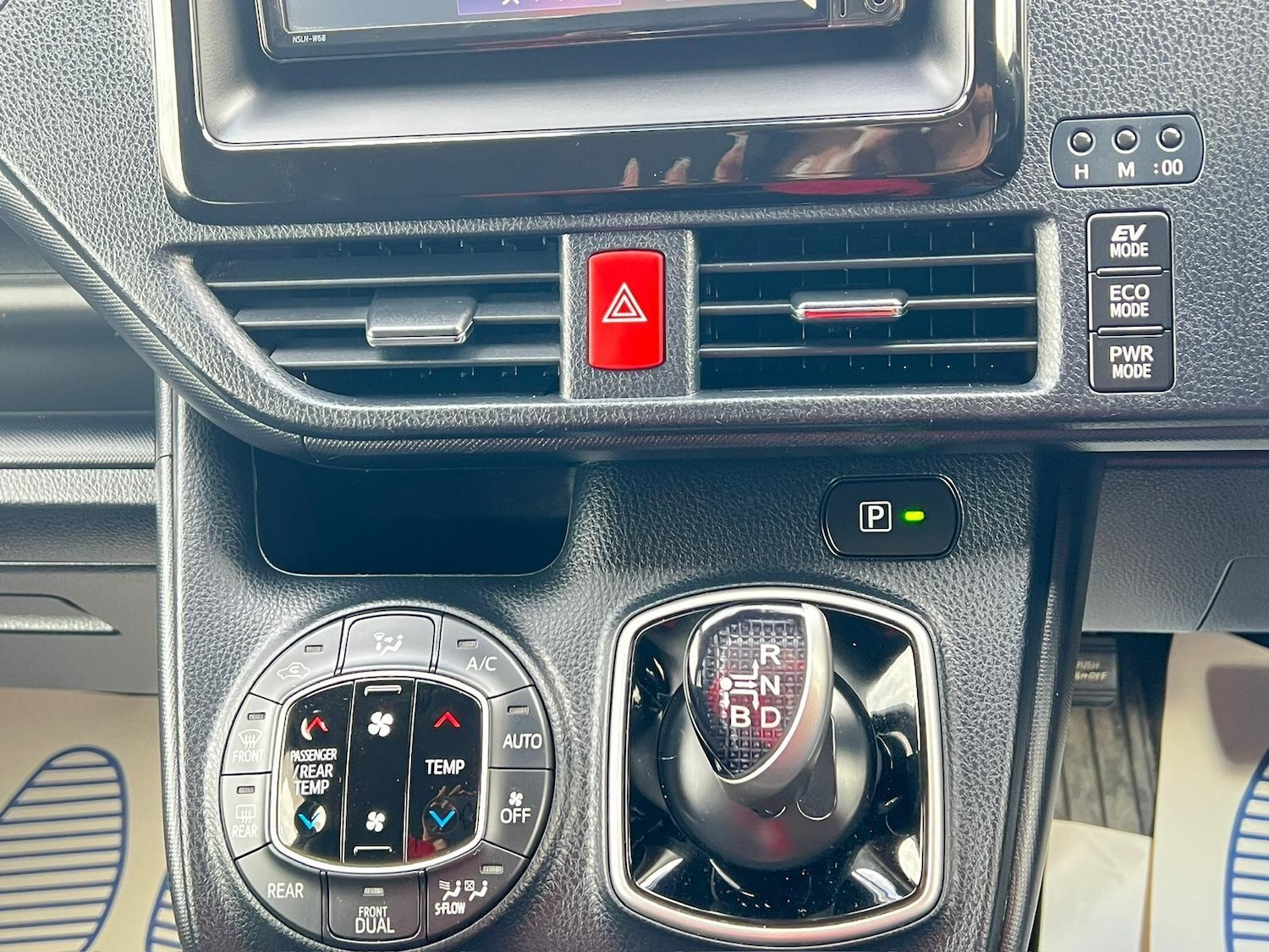 Used Toyota Voxy for sale - 76641608: Photo 37