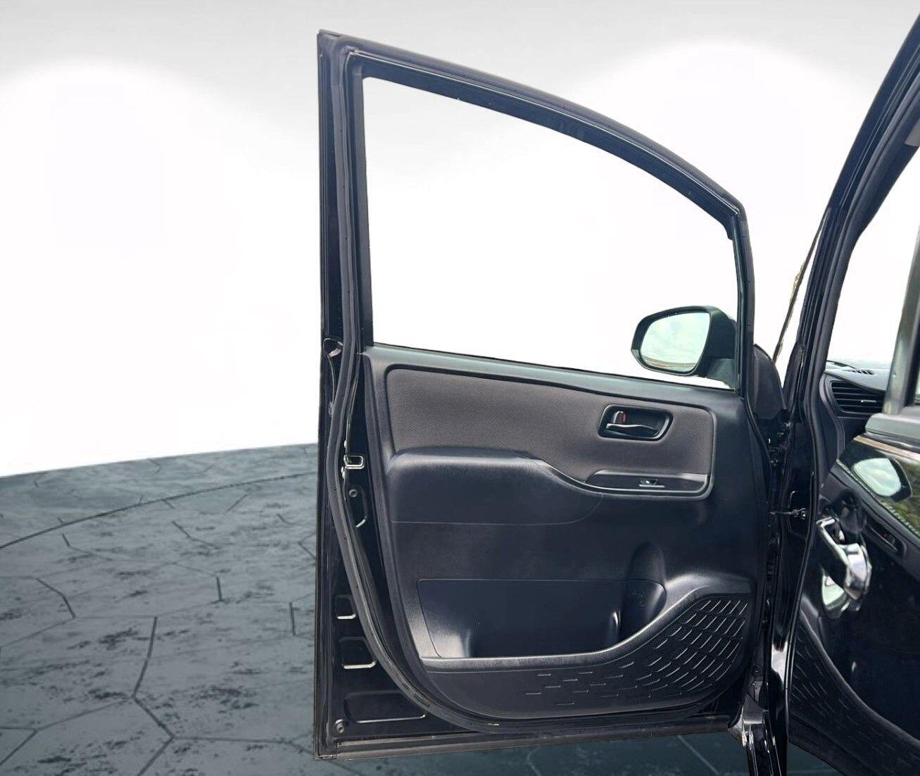 Used Toyota Voxy for sale - 76641608: Photo 43