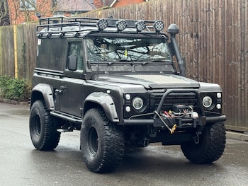 Land Rover Defender 90 feature image