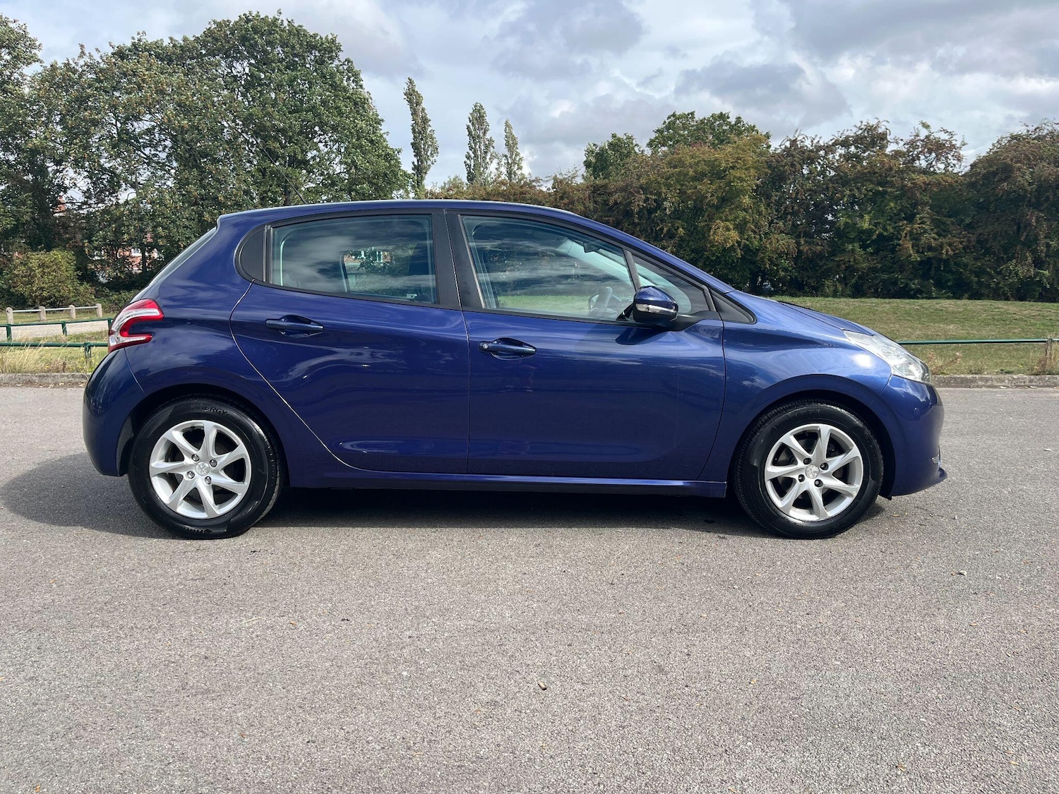 Used Peugeot 208 2013 for sale - 76474831: Photo 2
