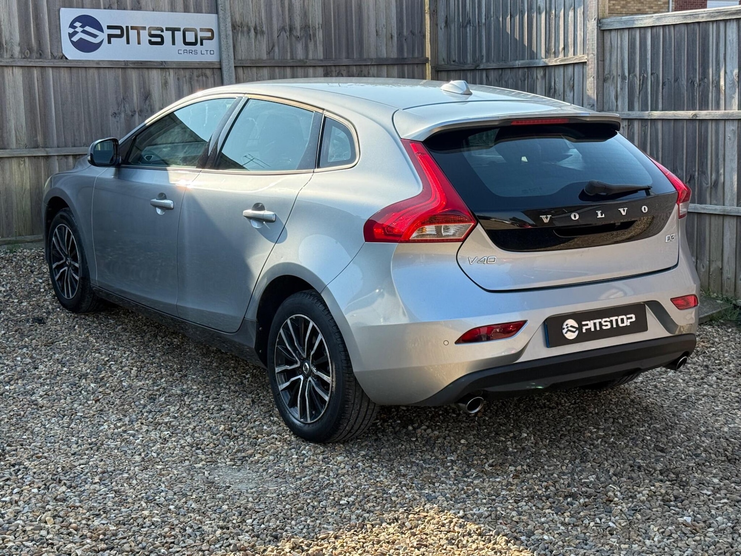 Used Volvo V40 2016 for sale - 77970541: Photo 2